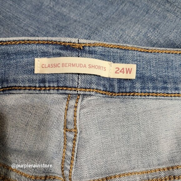 Levi's Classic Bermuda Shorts 24 W High Rise Tummy Control Medium Light Wash - Picture 5 of 13
